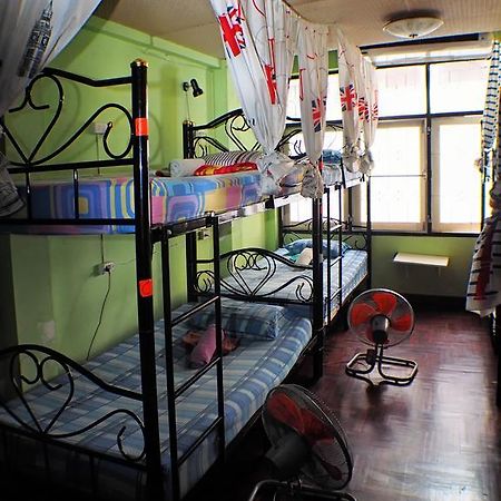 Wacky Fun Party Hostel バンコク都 エクステリア 写真