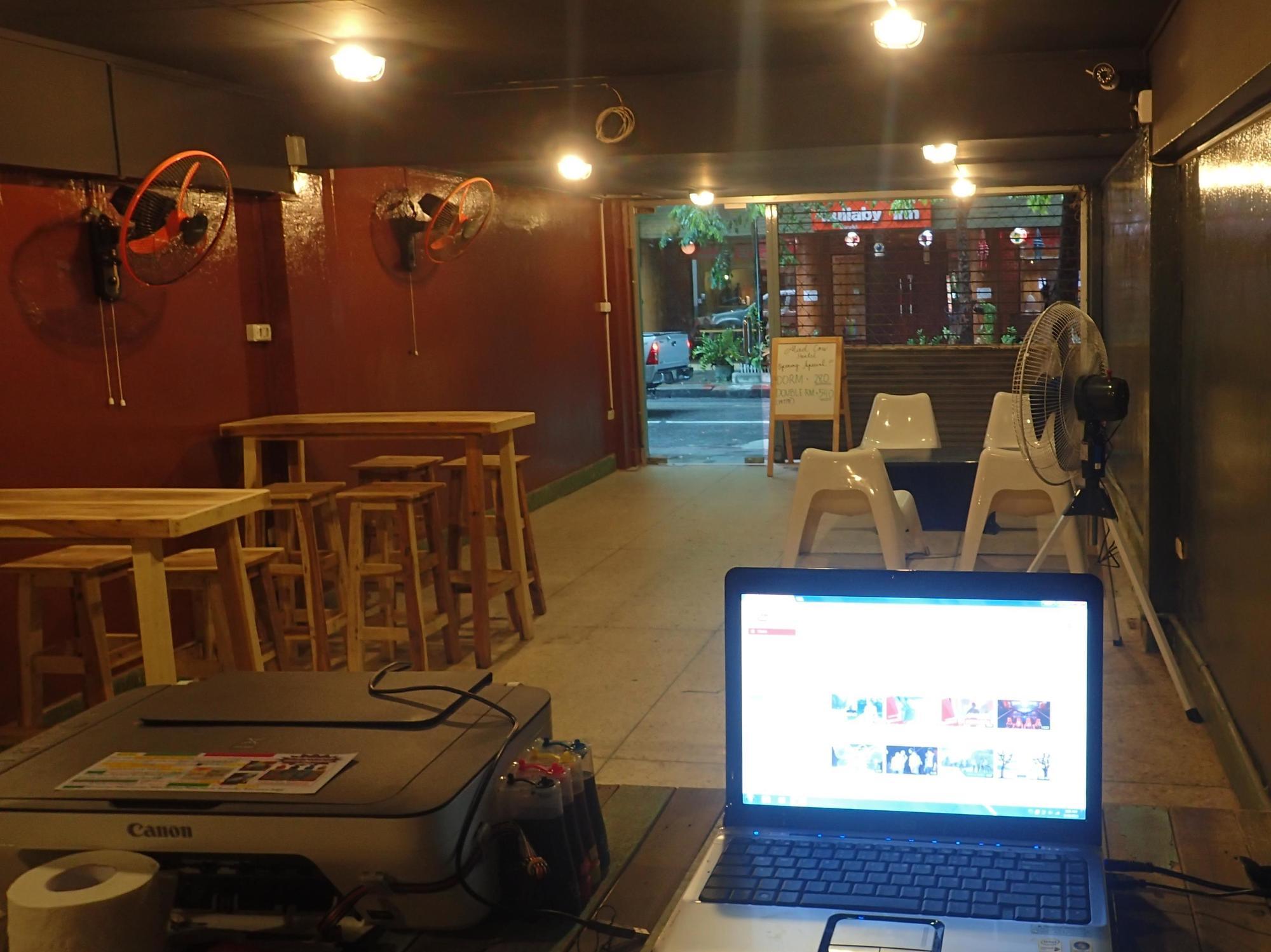 Wacky Fun Party Hostel バンコク都 エクステリア 写真