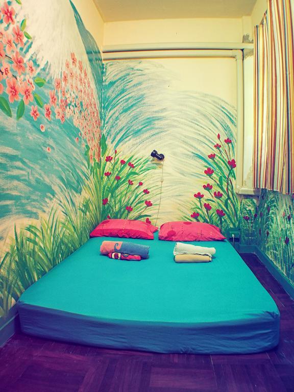Wacky Fun Party Hostel バンコク都 エクステリア 写真
