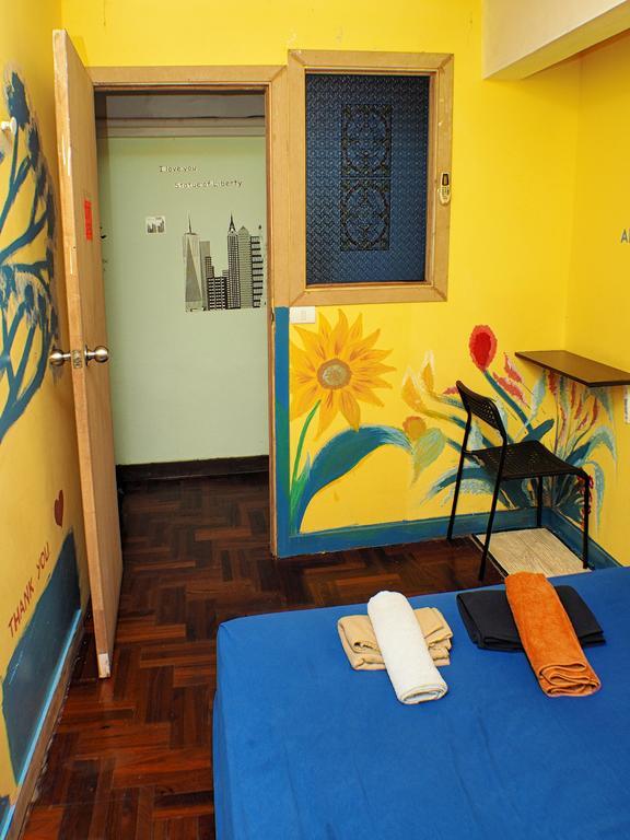 Wacky Fun Party Hostel バンコク都 エクステリア 写真