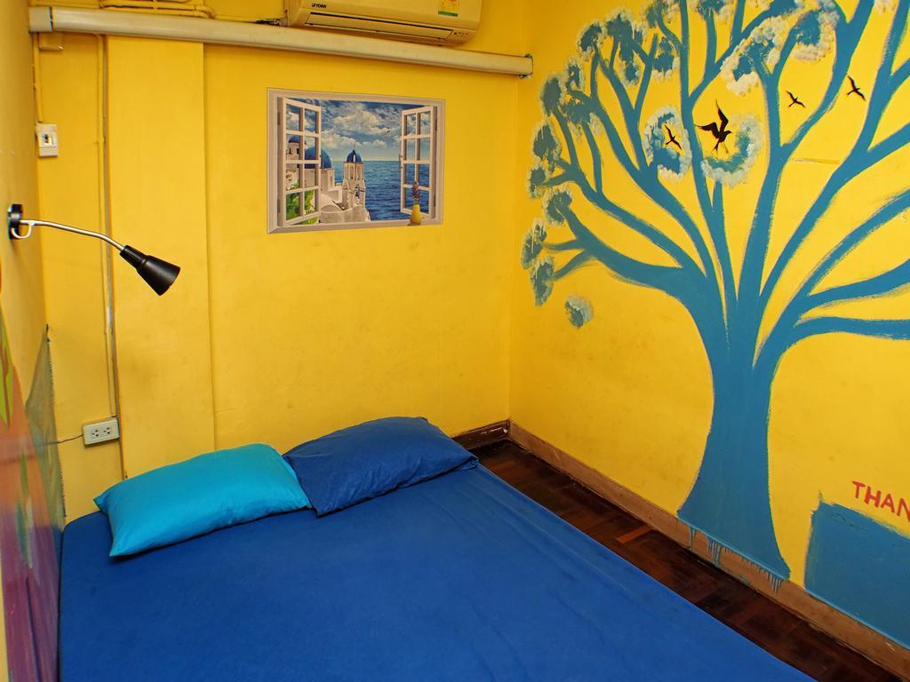 Wacky Fun Party Hostel バンコク都 エクステリア 写真