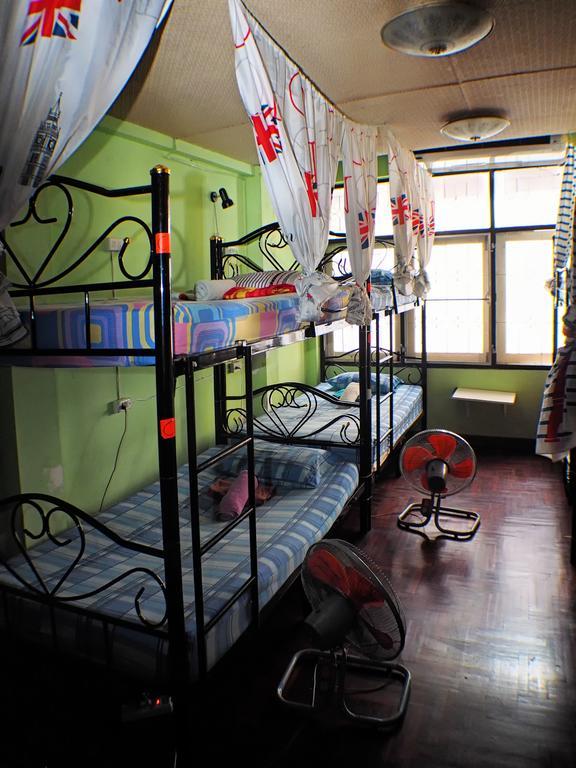 Wacky Fun Party Hostel バンコク都 エクステリア 写真