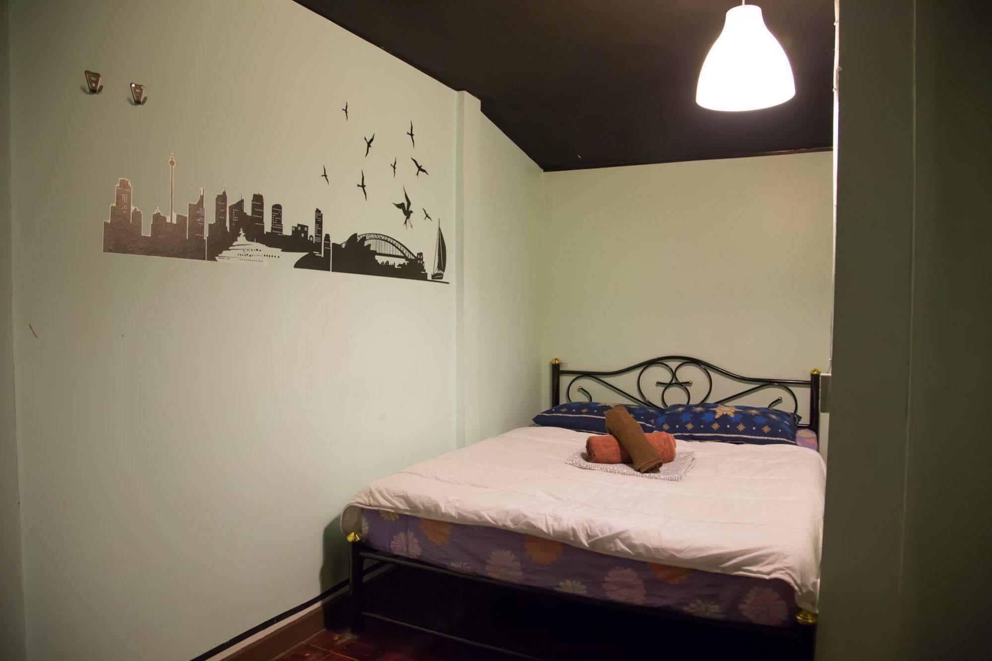 Wacky Fun Party Hostel バンコク都 エクステリア 写真