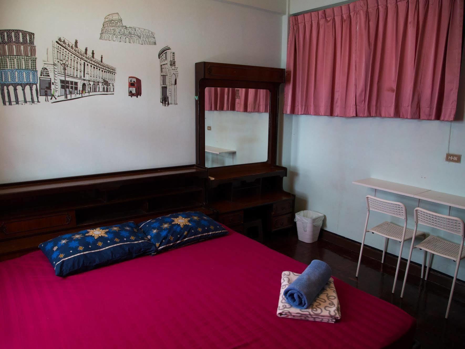 Wacky Fun Party Hostel バンコク都 エクステリア 写真