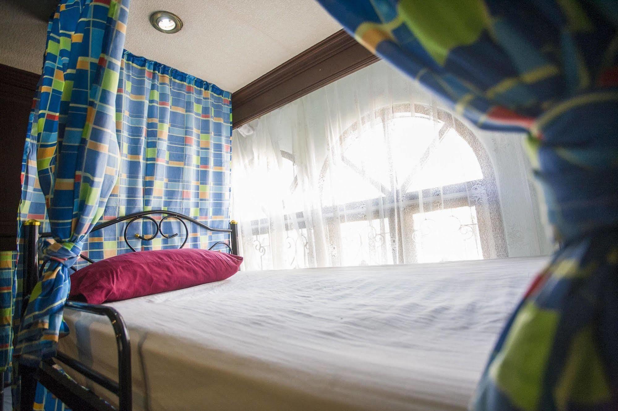 Wacky Fun Party Hostel バンコク都 エクステリア 写真